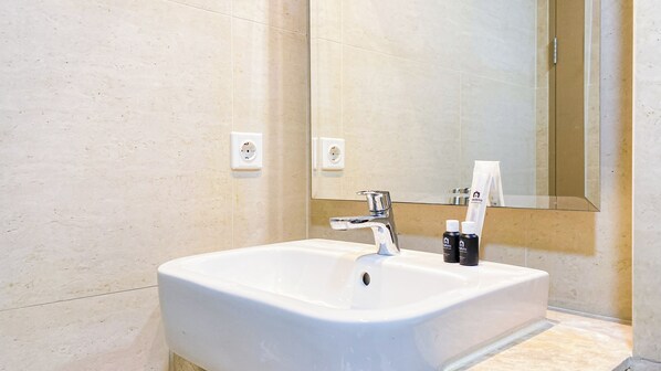 Deluxe Studio (kingbed) | Bathroom