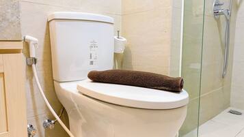 Studio Deluks (kingbed) | Kamar mandi | Shower, perlengkapan mandi gratis, dan handuk