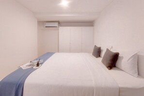 Deluxe Studio (queenbed) - Homey and Comfy Studio Loft at Kingland Avenue Apartment (South Tangerang)