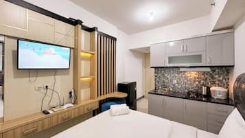 Deluxe Studio (kingbed) | Free WiFi, bed sheets