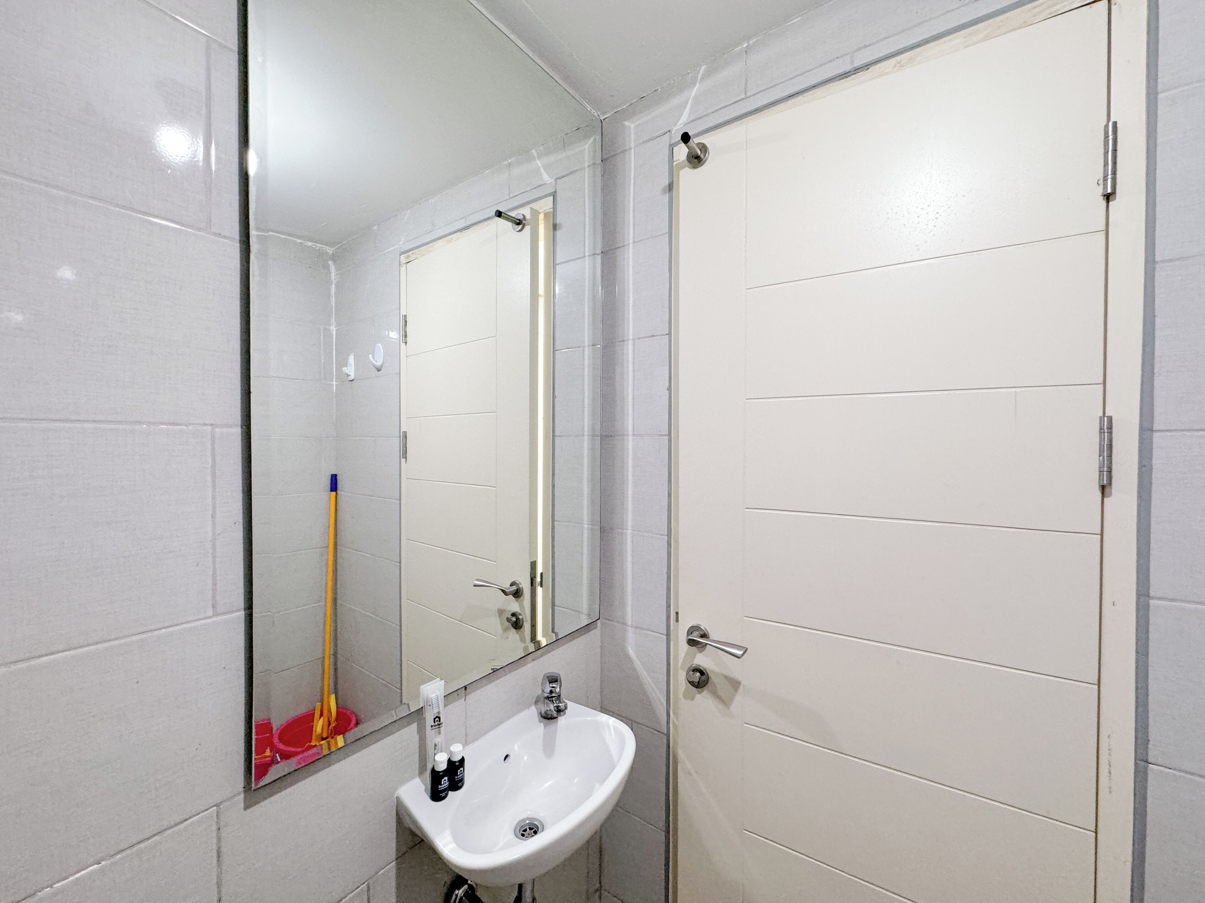 Deluxe Studio (kingbed) | Bathroom | Shower, free toiletries, towels