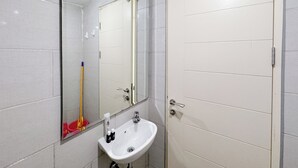 Deluxe Studio (kingbed) | Bathroom - Compact Studio at Benson Supermall Mansion Apartment (Surabaya)