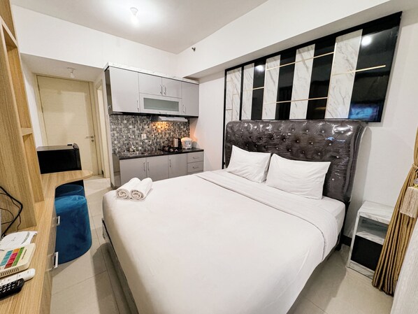 Deluxe Studio (kingbed) | WiFi (free), bed sheets