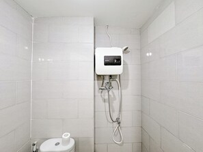 Studio Deluxe (kingbed) | Salle de bain | Douche, articles de toilette (gratuits), serviettes fournies