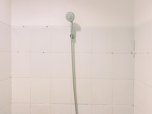 Deluxe Studio (queenbed) | Bathroom