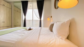 Deluxe Studio (queenbed) | Free WiFi, bed sheets