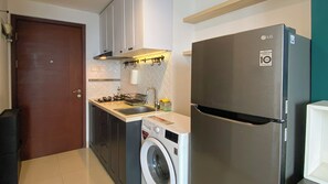 Deluxe Studio (queenbed) | Private kitchen