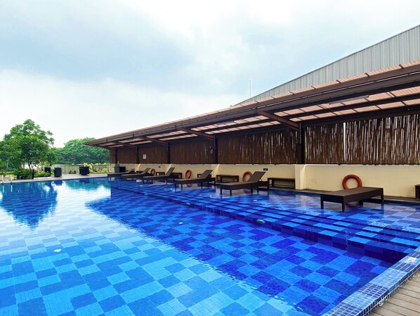 Una piscina al aire libre