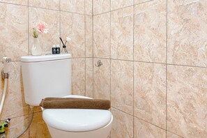 ดีลักซ์อพาร์ทเมนท์ (twin) | ห้องน้ำ | ฝักบัว, ของใช้ในห้องน้ำฟรี, ผ้าเช็ดตัว