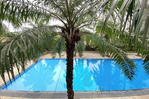 สระว่ายน้ำกลางแจ้ง