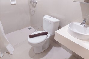 Deluxe Apartment (twin) | Bathroom | Shower, free toiletries, towels
