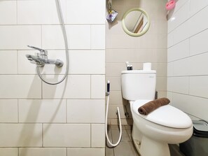 Estudio Deluxe (kingbed) | Baño | Ducha, artículos de higiene personal gratuitos y toallas