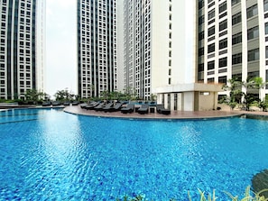 Outdoor pool - Good and Restful Studio Pollux Chadstone Apartment (Cikarang)