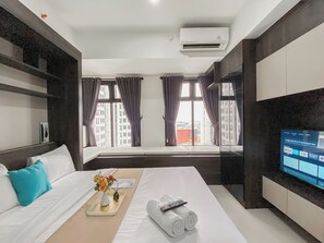 Deluxe Studio (queenbed) | Bed sheets - Good and Restful Studio Pollux Chadstone Apartment (Cikarang)