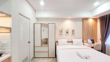Deluxe Studio (kingbed) | Free WiFi, bed sheets