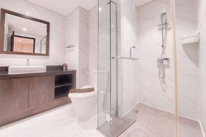 Deluxe appartement (kingbed) | Badkamer | Een douche, gratis toiletartikelen, handdoeken