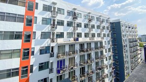 Un hotel de varios pisos con balcones, ventanas amplias y un diseño arquitectónico moderno.