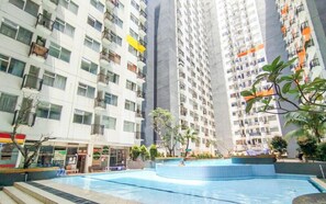 Outdoor pool - The Artisan Abode 2BR Jarrdin Cihampelas Apartment (Bandung)