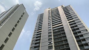 A high-rise building with multiple floors, large windows, and balconies. - Good Deal and Cozy Studio Daan Mogot City Apartment (Jakarta)