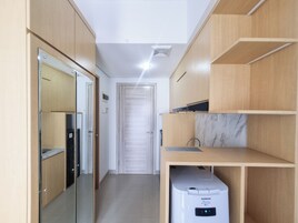 Una cocina moderna con armarios de madera, salpicadero de mármol y lavavajillas integrado.