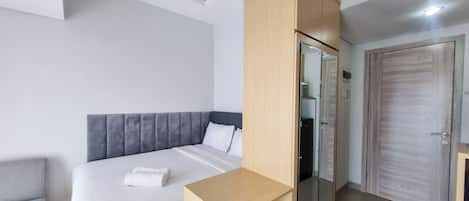 Deluxe Studio (queenbed) | Free WiFi, bed sheets