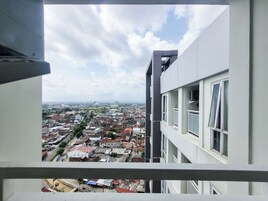 Un edificio alto con varios balcones y grandes ventanales.
