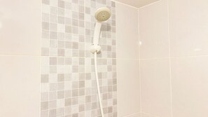 Deluxe Apartment (twin) | Bilik Mandi | Pancuran mandi, kelengkapan dandanan diri percuma, tuala disediakan 