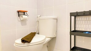 Appartement Deluxe (twin) | Salle de bain | Douche, articles de toilette gratuits, serviettes fournies