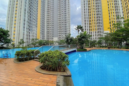 Una piscina al aire libre