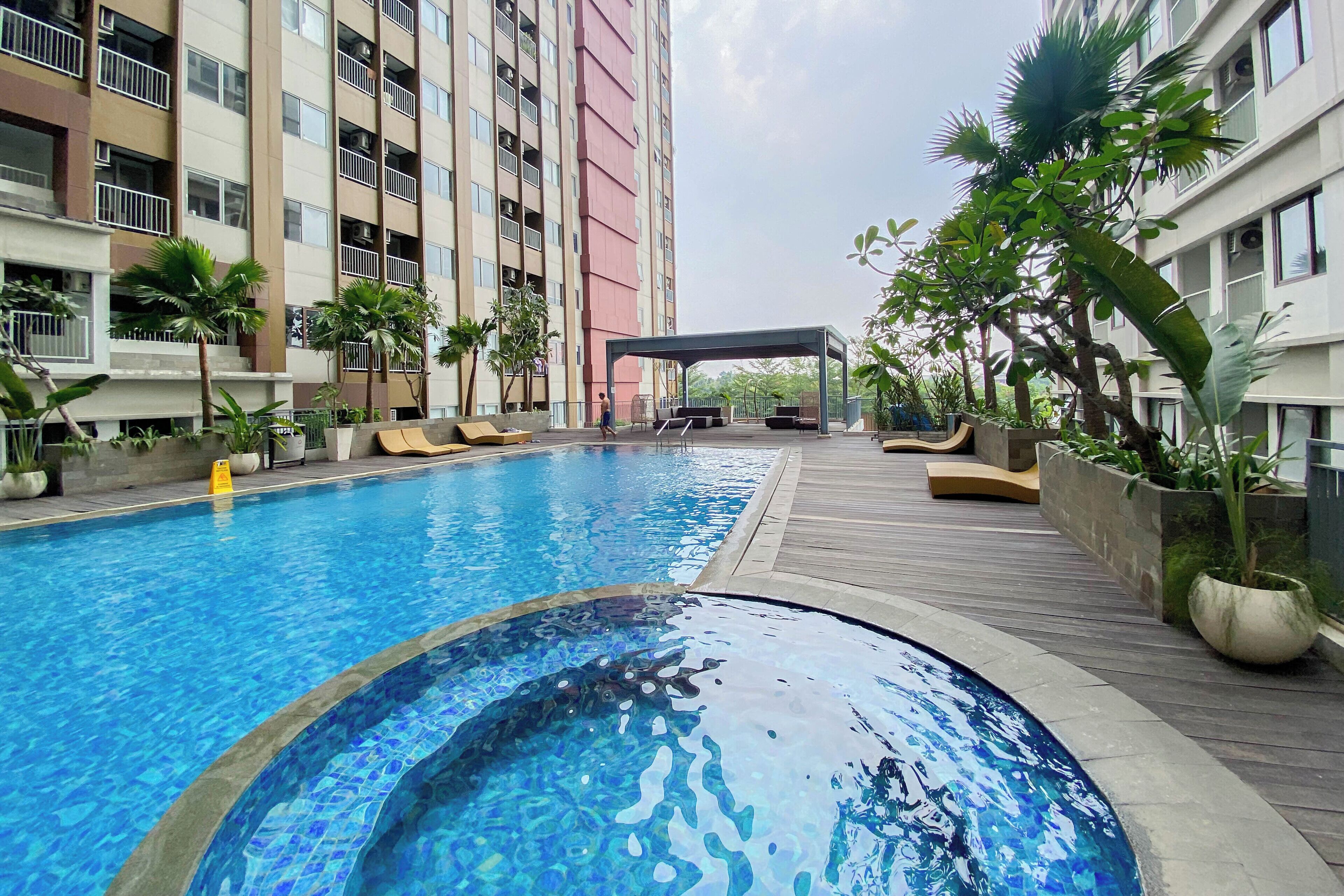 Una piscina al aire libre