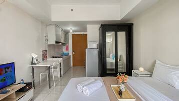 Deluxe Studio (queenbed) | Free WiFi, bed sheets