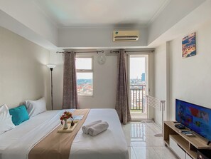 Deluxe Studio (queenbed) | Free WiFi, bed sheets