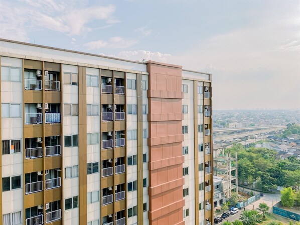 Un immeuble résidentiel à plusieurs étages, doté de balcons et de grandes fenêtres.