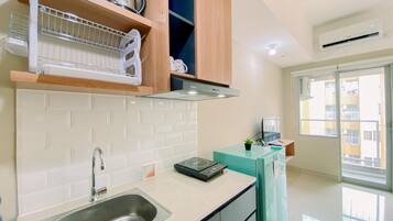 Deluxe Studio (queenbed) | Private kitchen