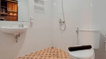 Deluxe appartement (queenbed) | Badkamer | Een douche, gratis toiletartikelen, handdoeken