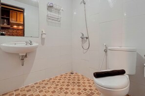 Apartamento luxo (queenbed) | Banheiro | Chuveiro, produtos de toalete grátis, toalhas de banho 