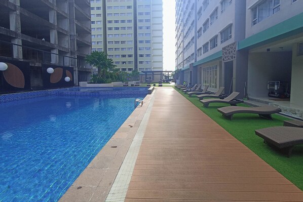 Outdoor pool - The Signature Suite 2BR at Royal Makassar Apartment (Makassar)