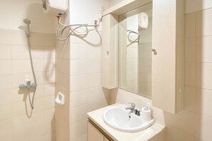 Studio Deluks (queenbed) | Kamar mandi | Shower, perlengkapan mandi gratis,  dan handuk