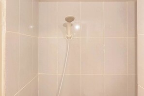 Deluxe Studio (queenbed) | Bathroom | Shower, free toiletries, towels