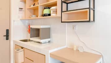 Deluxe Studio (queenbed) | Private kitchen | Microwave