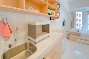 Private kitchen - Comfort Living Studio Tokyo Riverside PIK 2 Apartment (Teluknaga)
