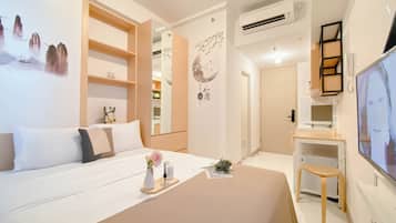 Deluxe Studio (queenbed) | Minibar, bed sheets