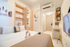 Studio – deluxe (queenbed) | Minibar og sengetøy