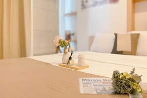 Studio – deluxe (queenbed) | Minibar og sengetøy