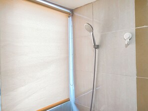 Apartemen Deluks (twin) | Kamar mandi | Shower, perlengkapan mandi gratis,  dan handuk
