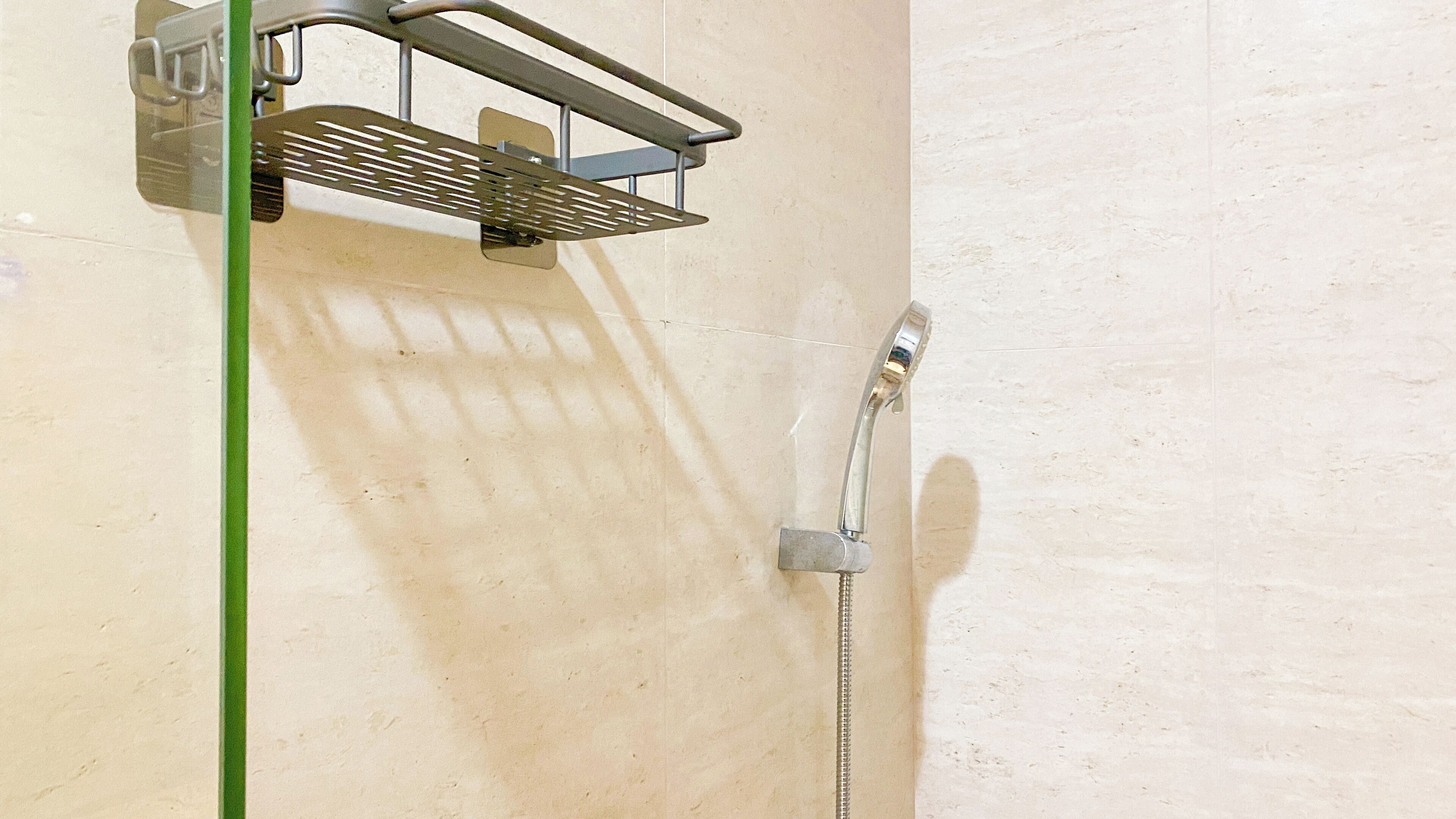 Deluxe Studio (queenbed) | Bathroom | Shower, free toiletries, towels