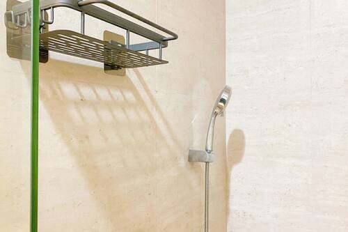 Deluxe Studio (queenbed) | Bathroom | Shower, free toiletries, towels