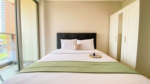 Deluxe Studio (queenbed) | Free WiFi, bed sheets - Great Location and Homey Studio Gold Coast Apartment near PIK (Jakarta)