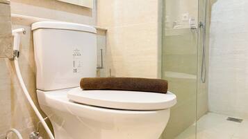 Studio Deluks (queenbed) | Kamar mandi | Shower, perlengkapan mandi gratis, dan handuk