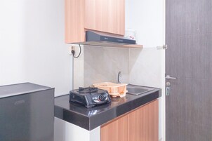 Deluxe Studio (queenbed) | Private kitchen